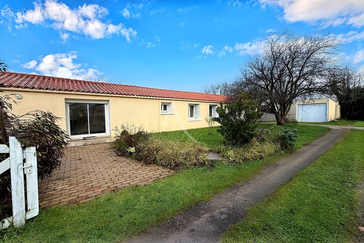 Maison à CHAMPAGNE-LES-MARAIS