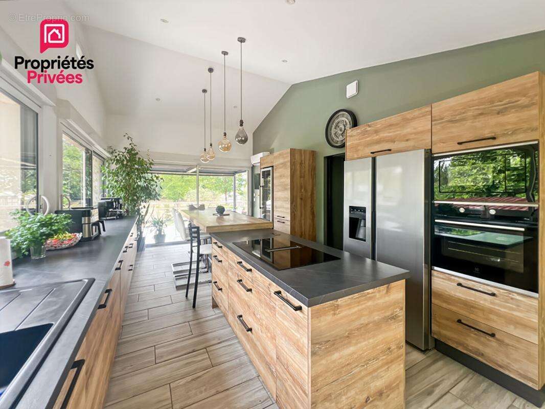 Maison en pierre rénovée de 142 m² sur plus de 7 300 m² - photo 2