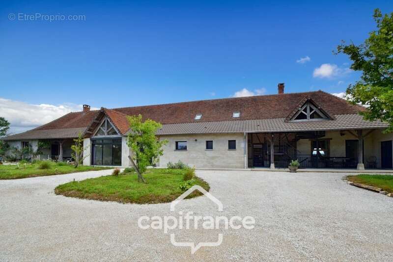 Propriété avec gîtes et chambres d’hôtes dans dépendances séparées et Maison bressane rénovée de 140 m² – Terrain 4374 m² –LOUHA - photo 3