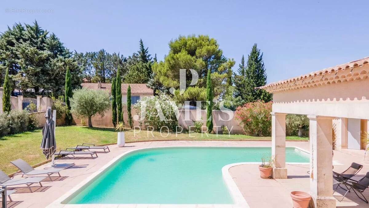 Maison 200 m² à Fontvieille  - photo 2