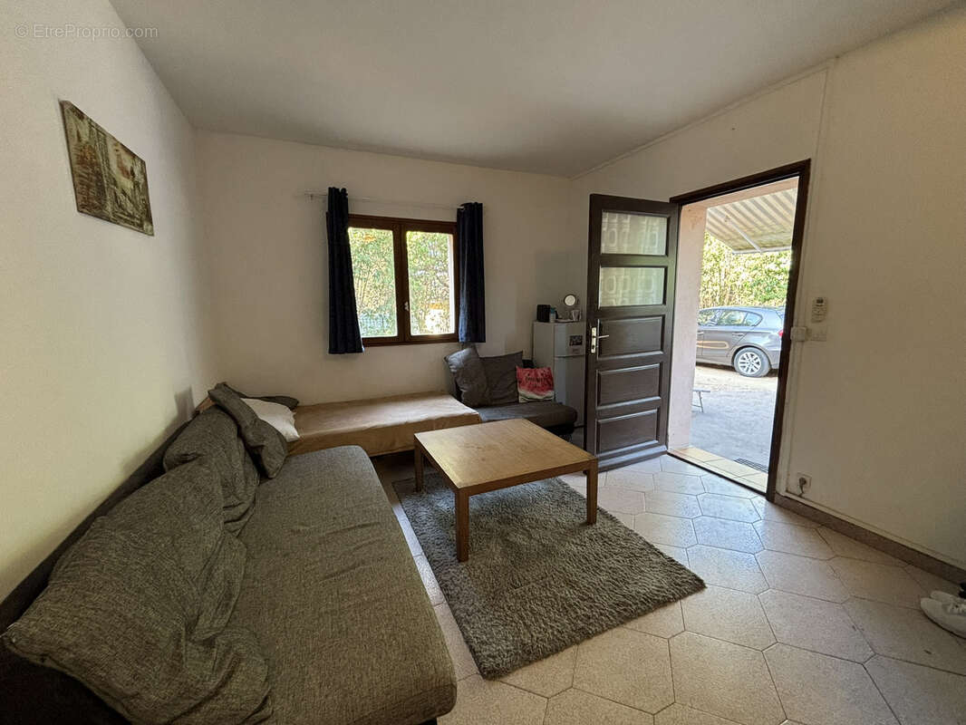 Villa avec plusieurs appartements située dans un quartier calme de Porto Vecchio. - photo 19