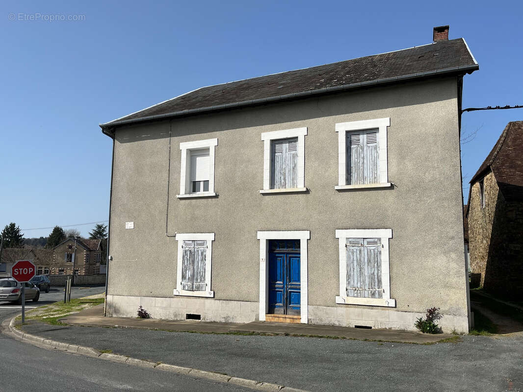 Belle bâtisse composée 3 logements proche château et commerces - photo 2