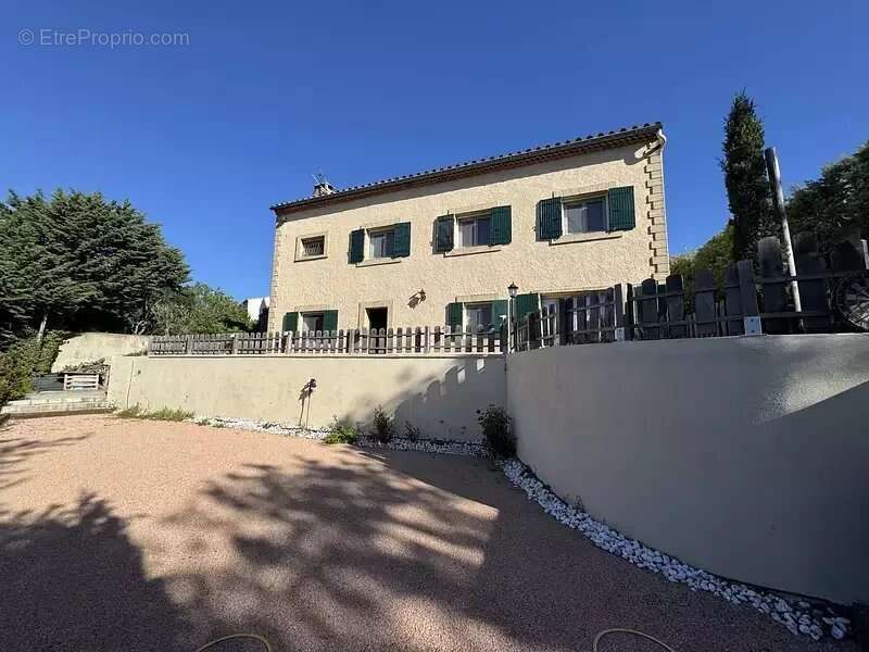 Maison à LA ROQUE-D&#039;ANTHERON