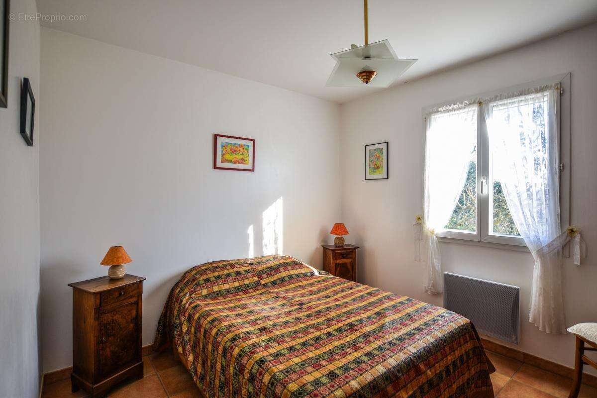 Maison À Vendre - 3 chambres de plain-pied avec piscine, garage et stationnement - photo 12