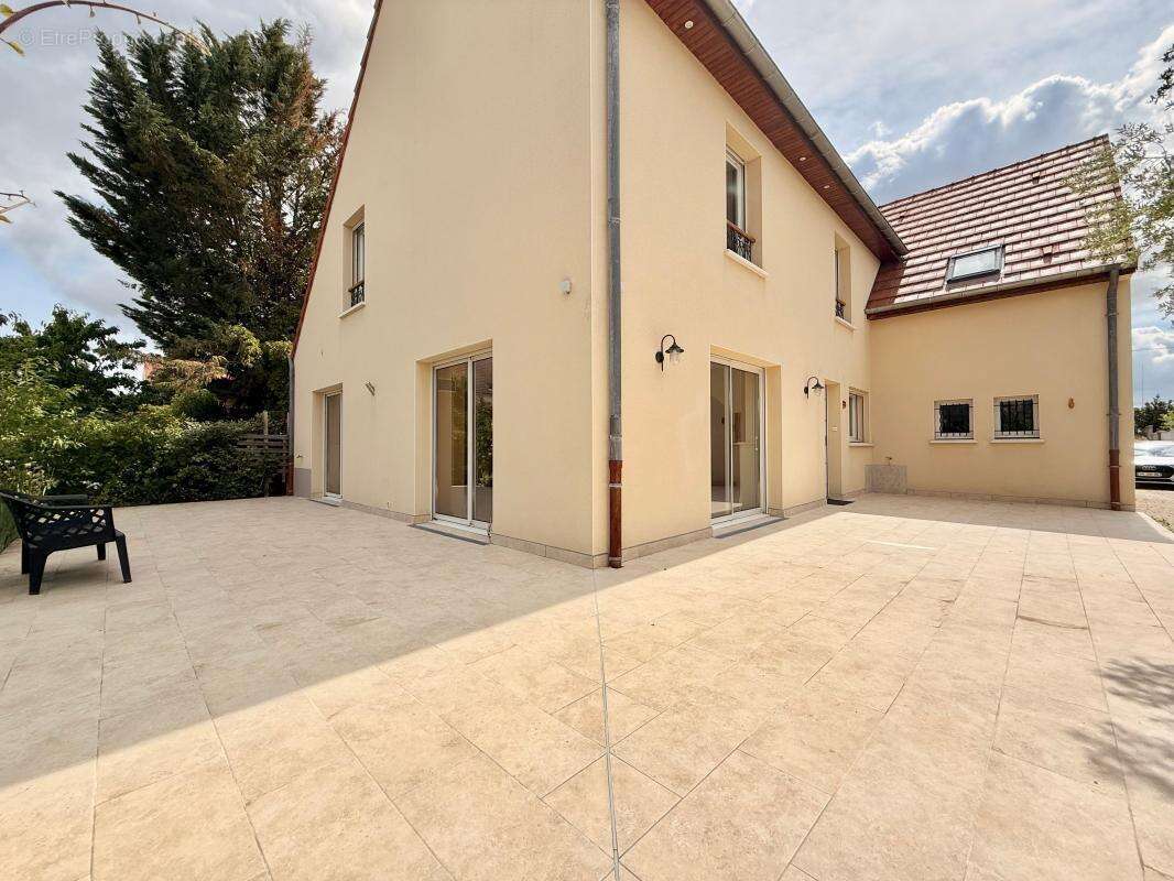 Maison familiale de 195 m² avec T2 indépendant – Calme et potentiel locatif - photo 26