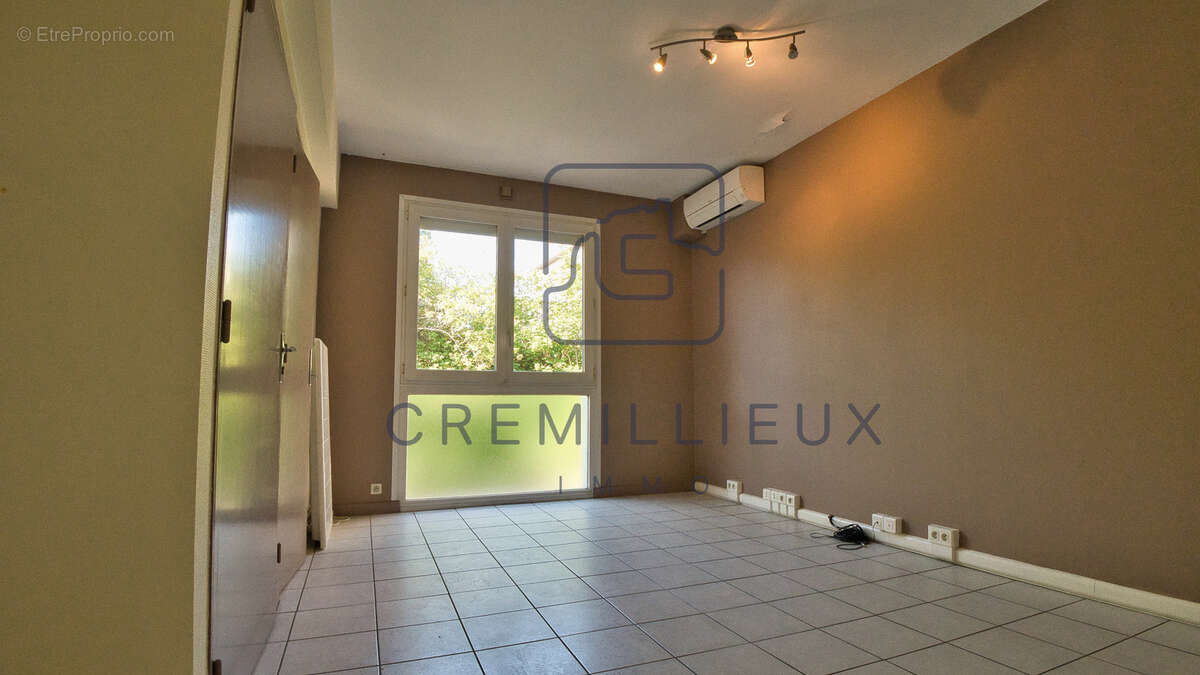 Local commercial ou professionnel Guilherand-Granges 225 m2 - photo 9
