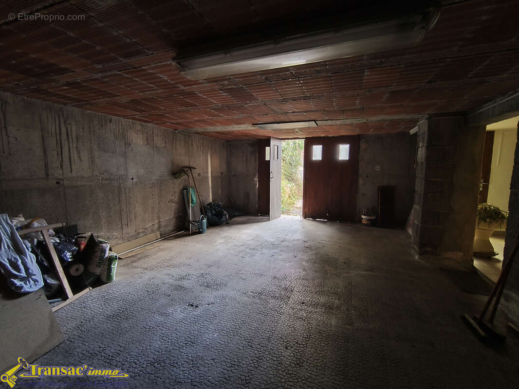 À La Monnerie le Montel, villa type F5 avec 2 garages et terrain. - photo 10
