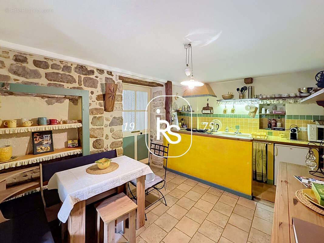 Au coeur d'un village historique, une maison de village en pierre de 73 m2 habitables avec un balcon - photo 6