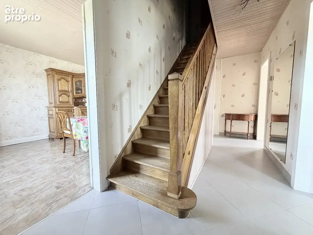 Maison individuelle -- Beaux volumes, véranda et terrain de 12 ares - photo 9