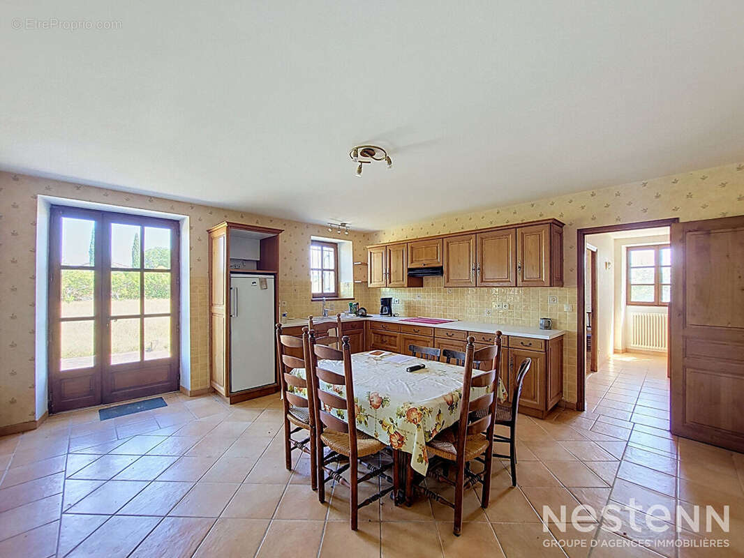 A Vendre Bâtisse en pierre de 209 m² en partie rénovée avec dépendances sur parcelle de plus de 1.2 ha - photo 3