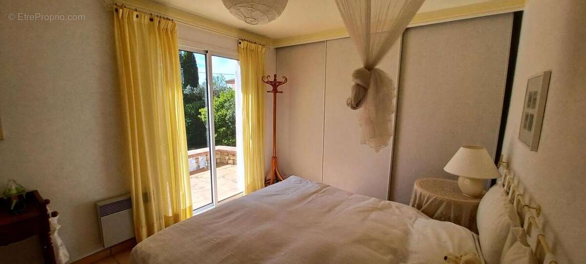 Maison à SAINT-CYR-SUR-MER