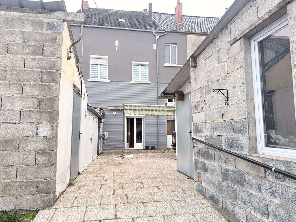 Maison à QUIEVRECHAIN