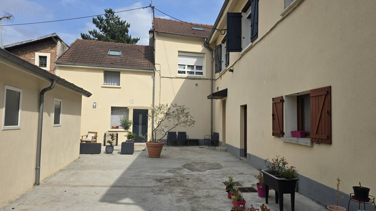 Limours centre ville - 3/4 pieces de 94.30m2 au sol - 2 chambres + cave - photo 1