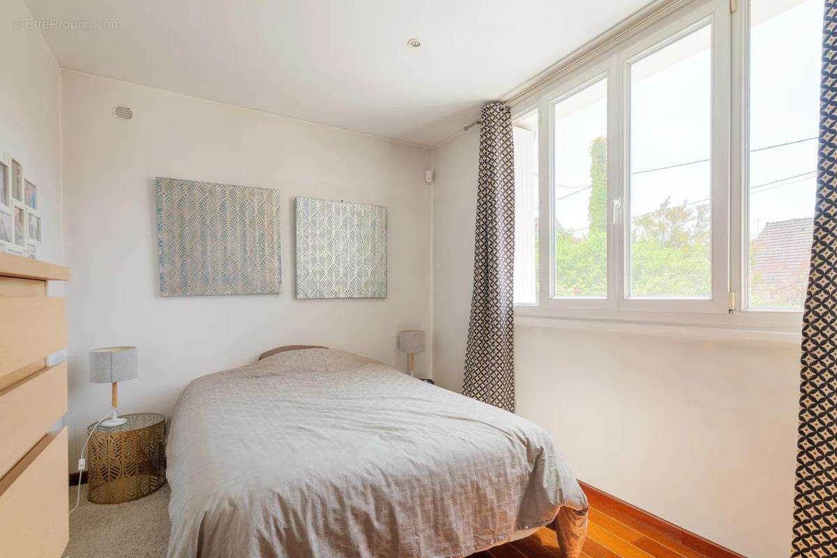 Maison 7 pièces 127 m² à Gagny avec piscine, jardin et parkings - photo 6