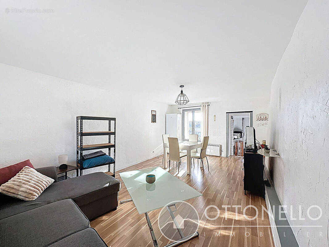 Appartement à ROQUEBRUNE-SUR-ARGENS