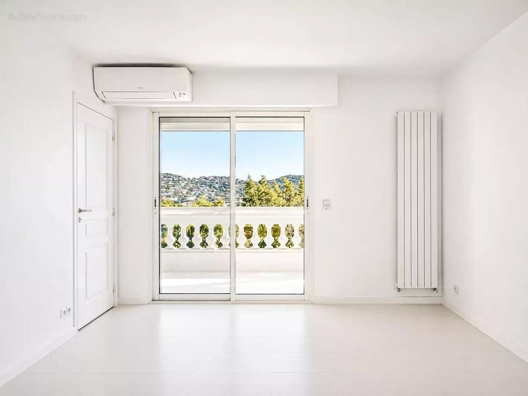 Le Cannet Europe - Villa 266 m², 5 chambres, piscine, jardin plat et vue mer - photo 14