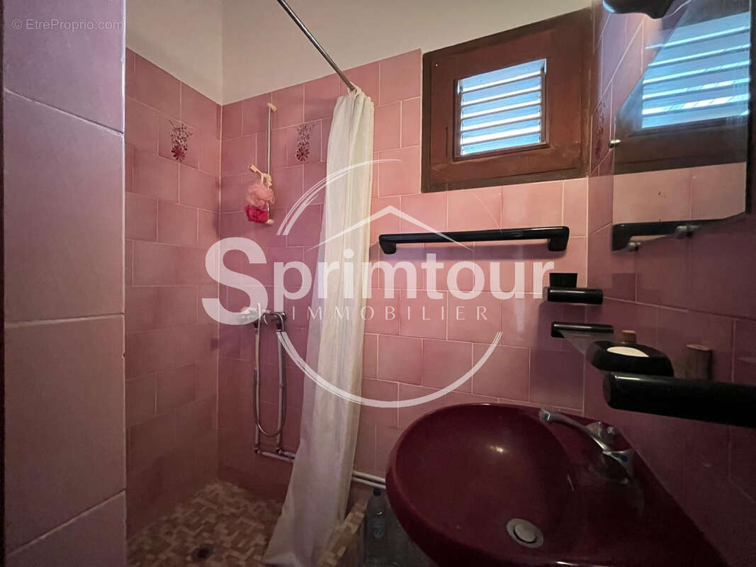 GOURBEYRE, villa T5 avec terrasse , double garage sur un grand terrain - photo 13