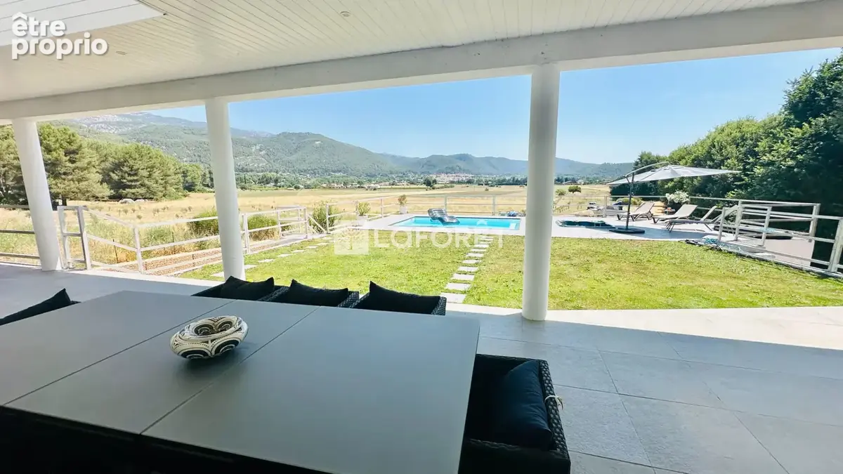 Maison Cuges Les Pins 6 pièces 3 chambres 140 m2 avec piscine - photo 3