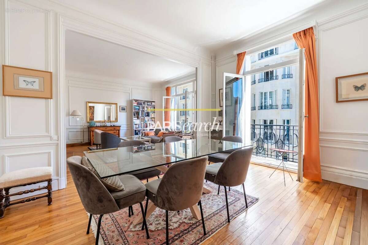 Appartement à PARIS-16E