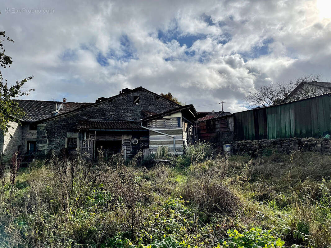 Terrain a bâtir avec bâtiment a démolir - photo 2