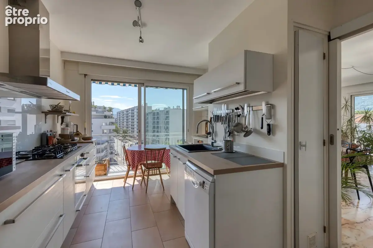 Foch / Ferrié : spacieux T5 de 154m2 en étage elevé avec 3 grands balcons et vues dégagées - photo 6