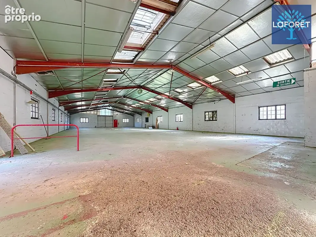 Surface de vente de 1240 m2 avec maison d'habitation à Menneval - photo 3