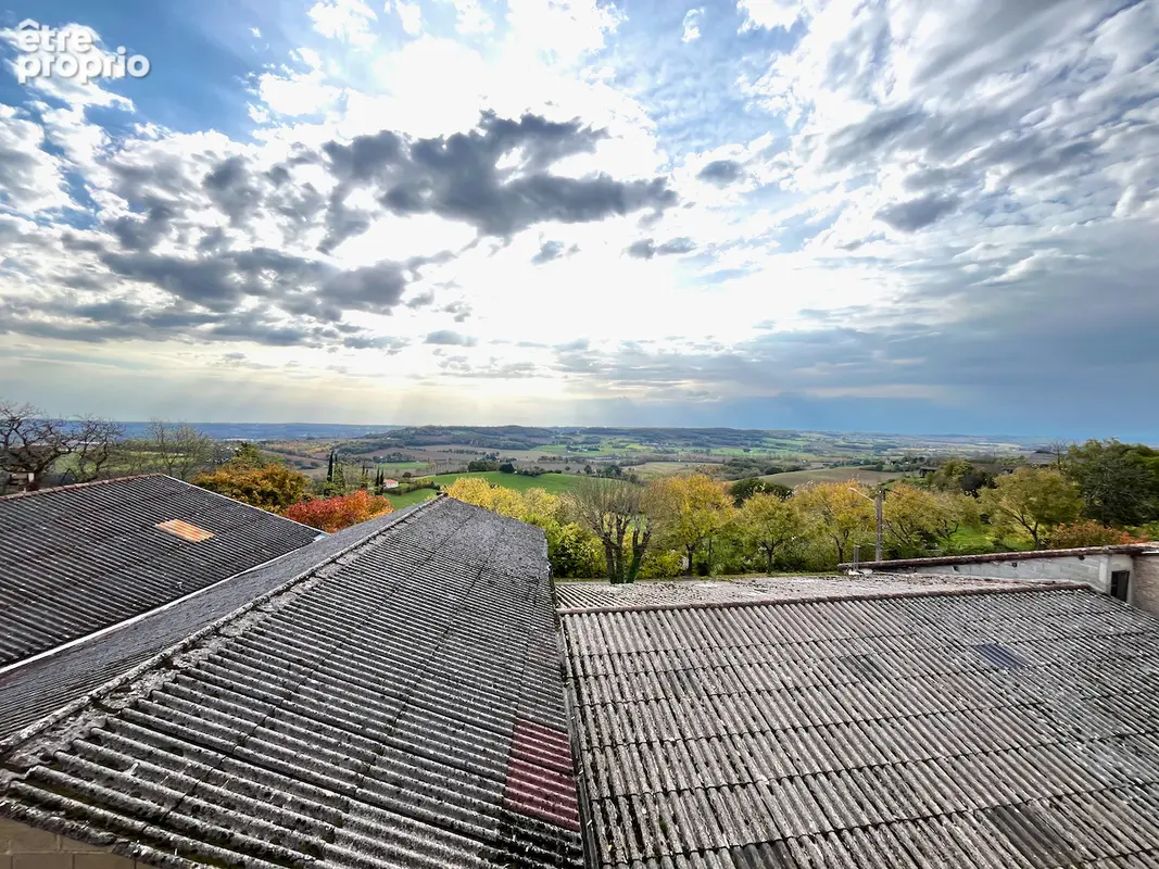 Secteur CASTELMORON SUR LOT,  dans le village de MONCLAR D'AGENAIS maison de ville de type 4 d'environ 146,53 m2.  Cette grande  - photo 3