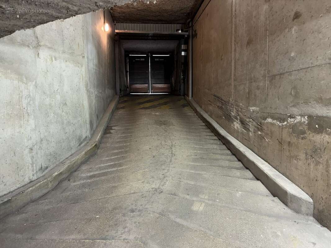 Parking à PARIS-18E