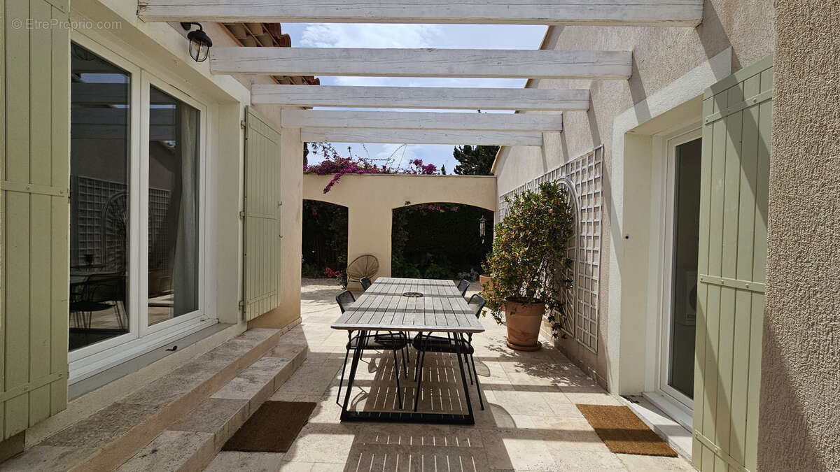 Maison à SAINT-CYR-SUR-MER