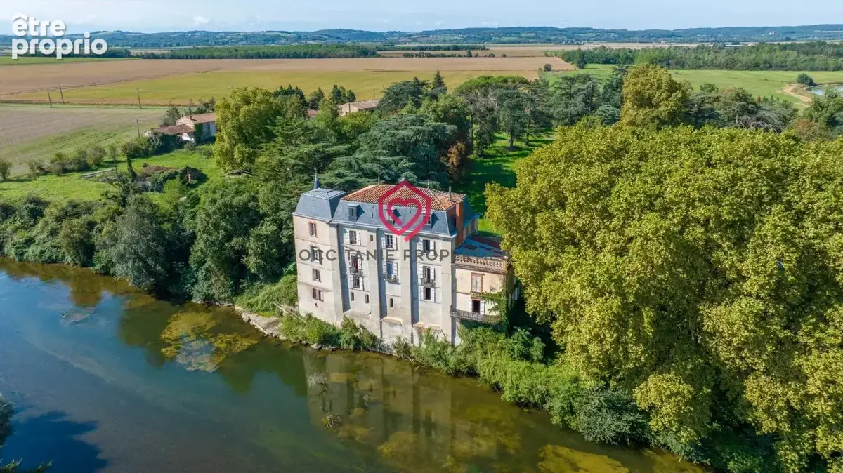 Manoir en bordure de rivière avec parc et dépendances - photo 8