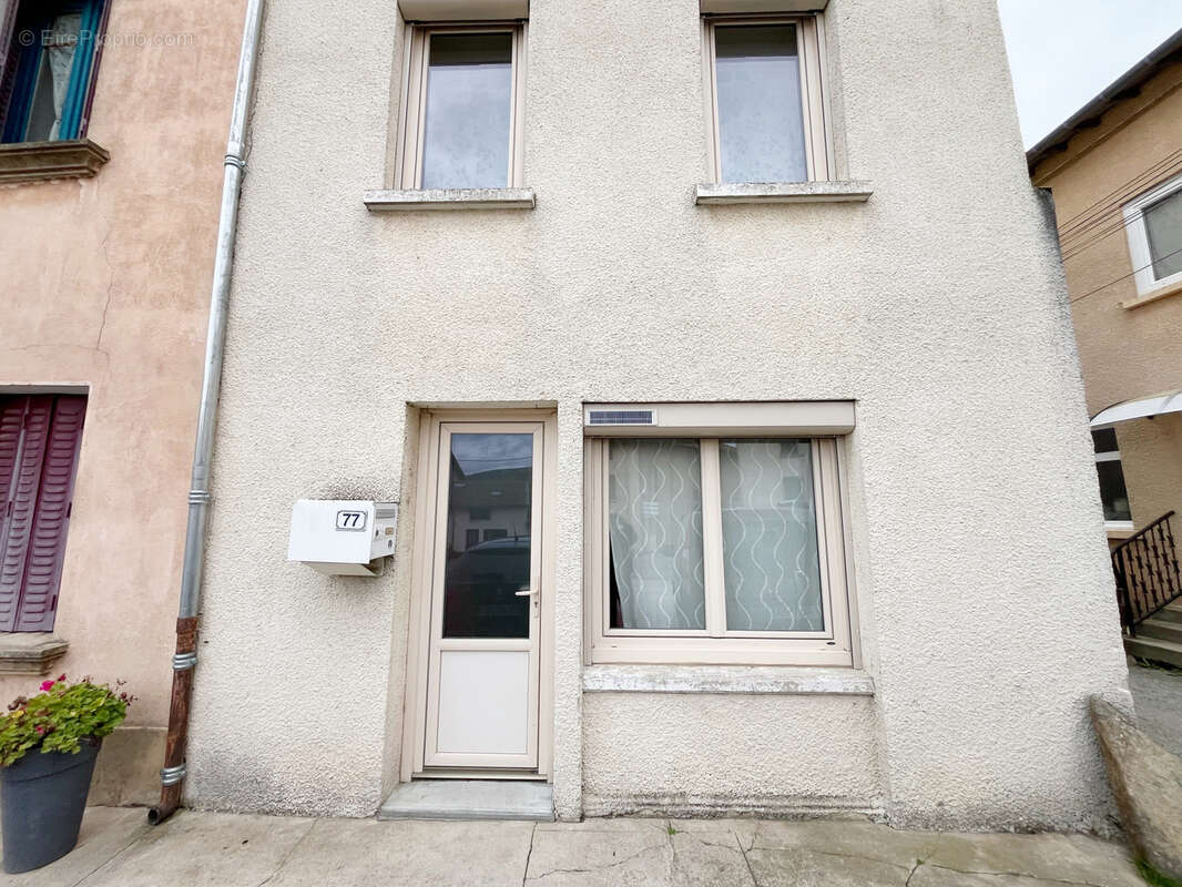 Maison à SAINT-CYR-DE-VALORGES