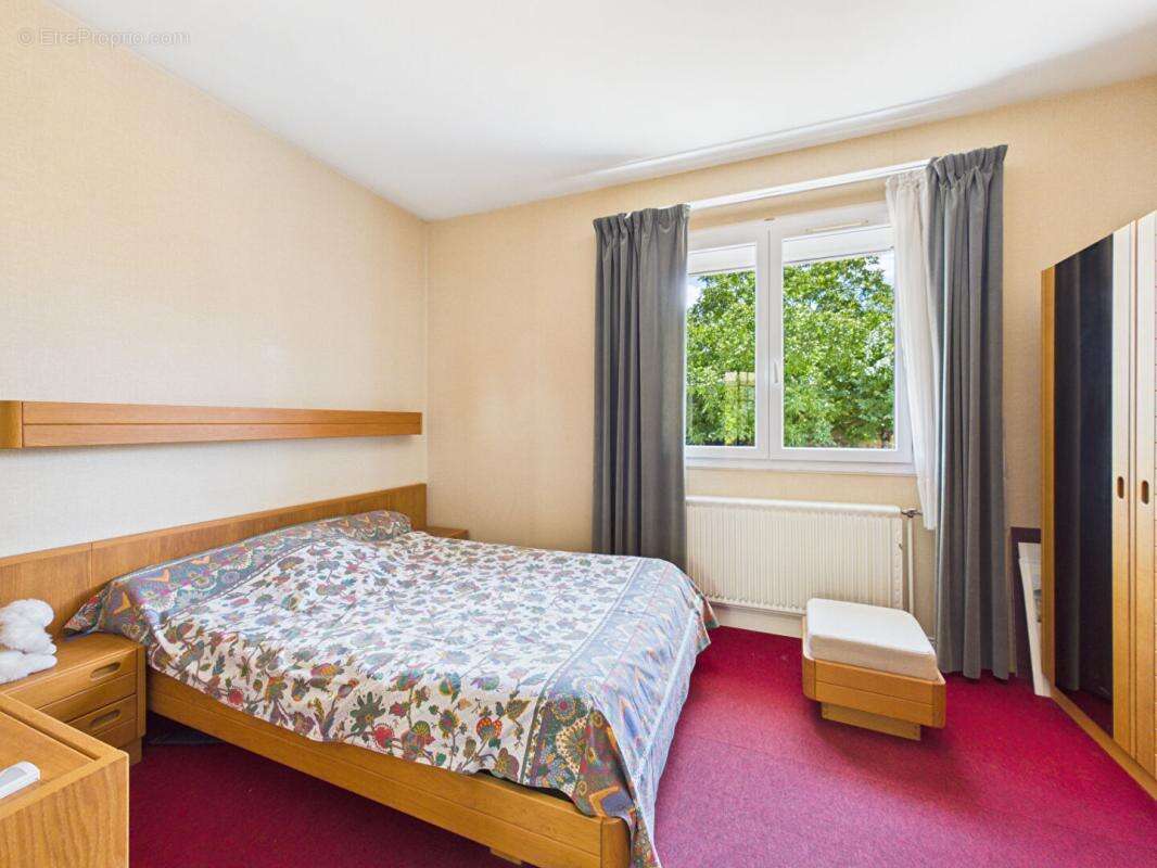 Maison de 179 m2 à Loudun , 5 chambres, grand jardin arboré, garage, vaste sous sol - photo 8