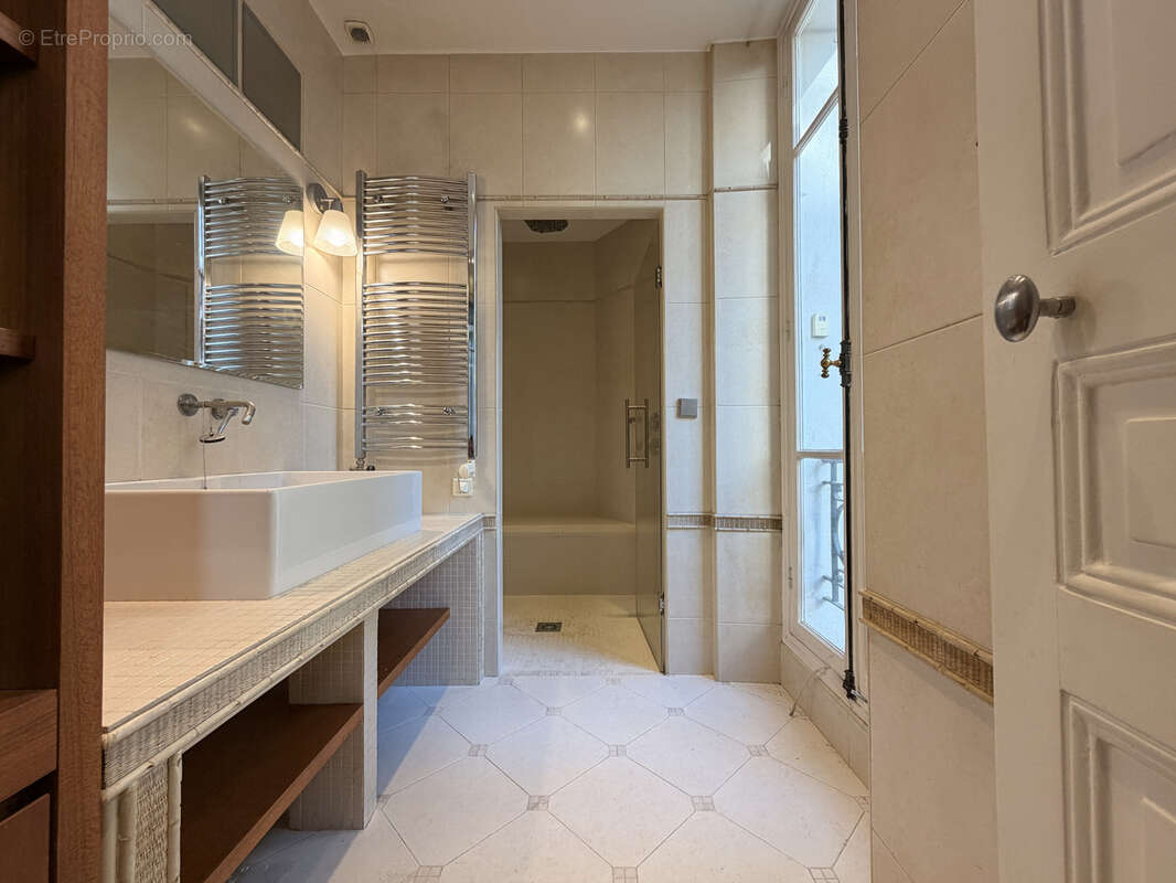 Appartement à PARIS-16E