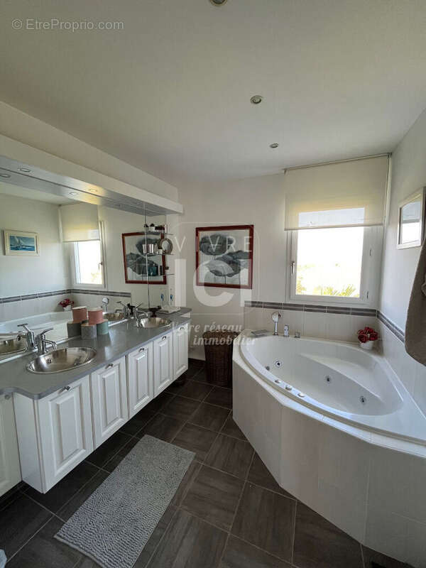 Maison à LA CHAPELLE-BASSE-MER