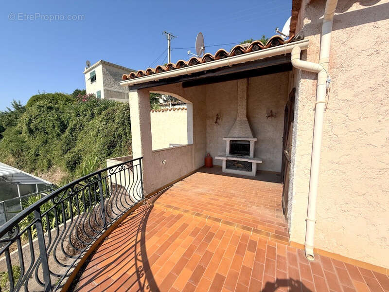 Grand 4 pièces au dernier étage de maison avec terrasses, parkings et vue mer. - photo 12