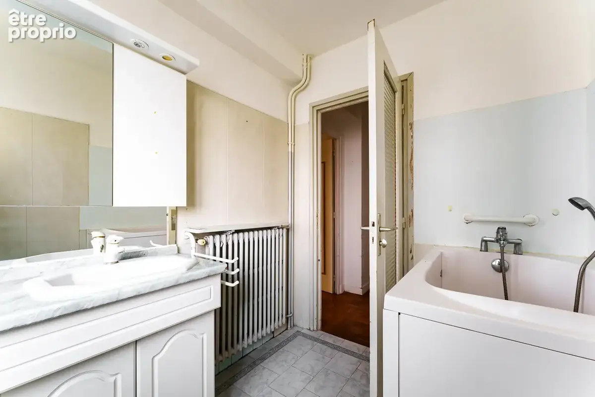 Exclusivite appartement rez de chaussee trois chambres residence la marbelliere joue les tours - photo 7