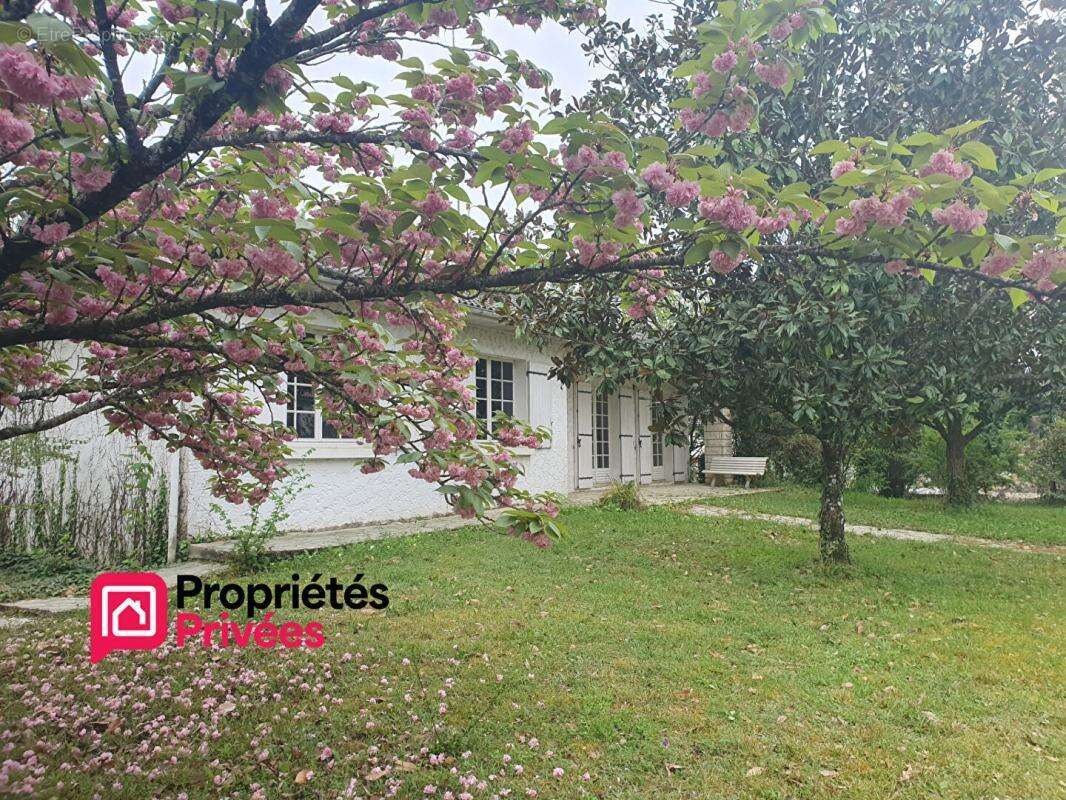 Maison de plain-pied de 120m² - 3 chambres - Garage - Dépendances - Terrain arboré de 2070m² - photo 2