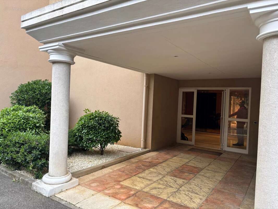 Appartement à SAINT-LAURENT-DU-VAR