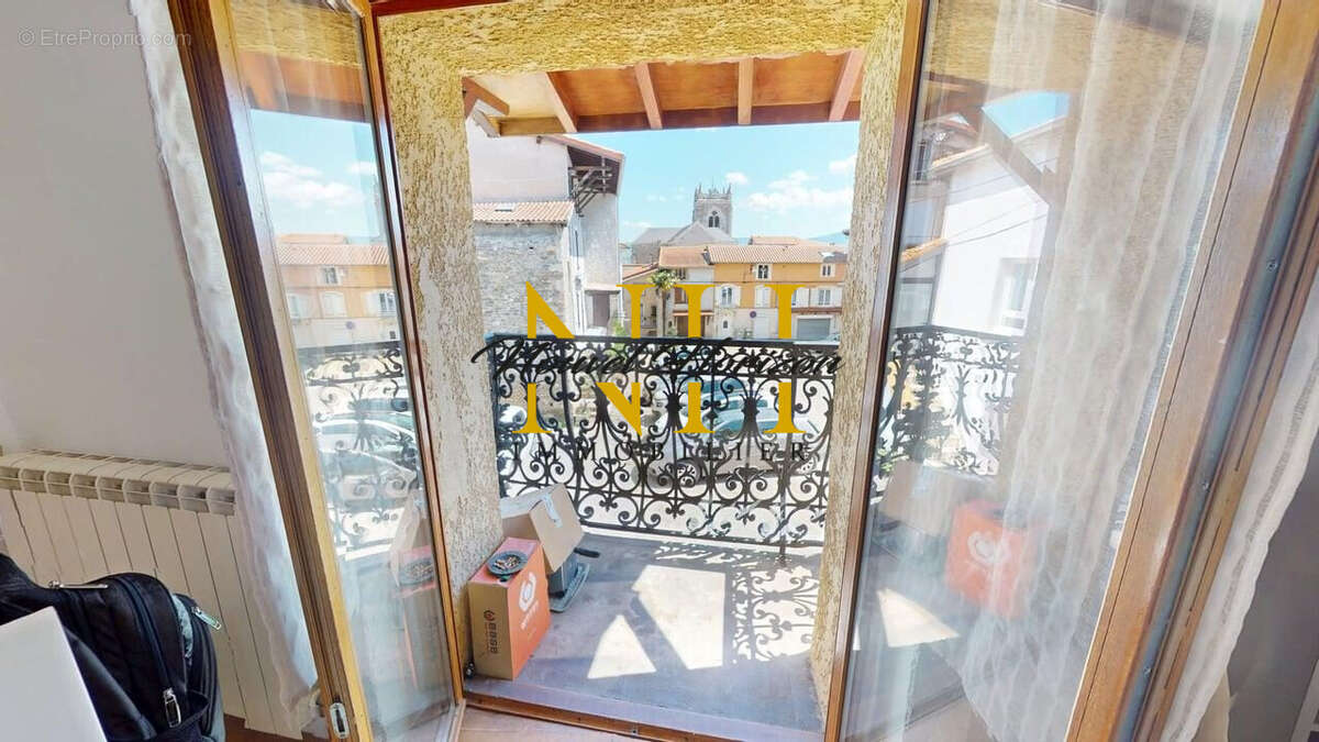 vue du séjour lumineuse - Appartement à SAINT-MARTIN-LA-PLAINE