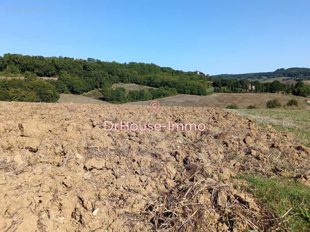 Terrain à SAINT-HILAIRE-DE-LUSIGNAN