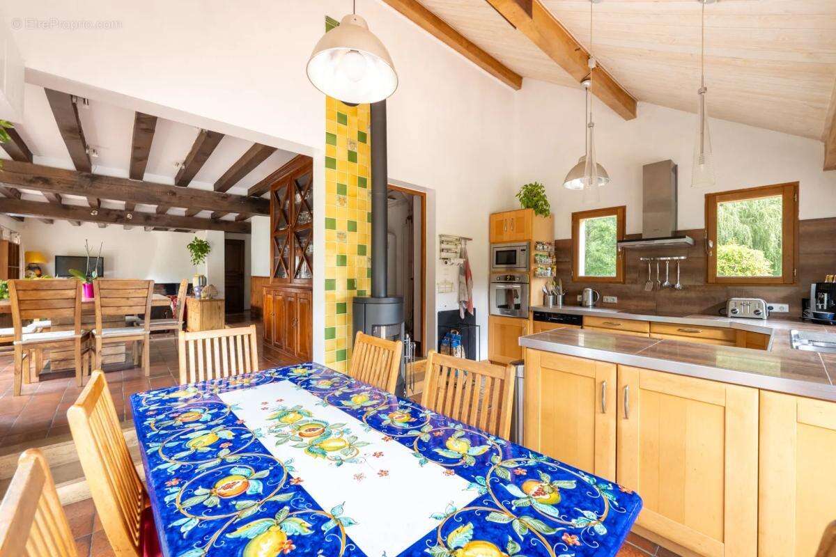 Maison à LA CELLE-LES-BORDES