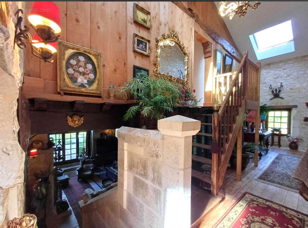 ESCALIER - Maison à CHASSENEUIL-SUR-BONNIEURE