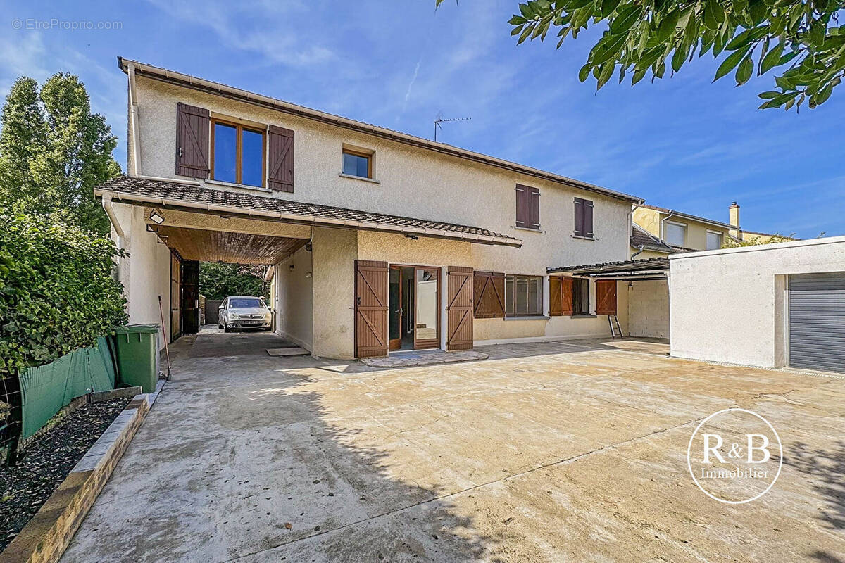 Maison à LES CLAYES-SOUS-BOIS