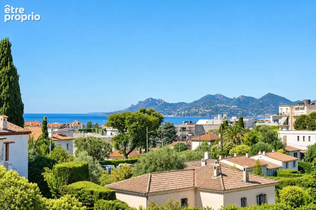 A vendre à Cannes dernier étage Superbe 3 pièces entièrement rénové - photo 2