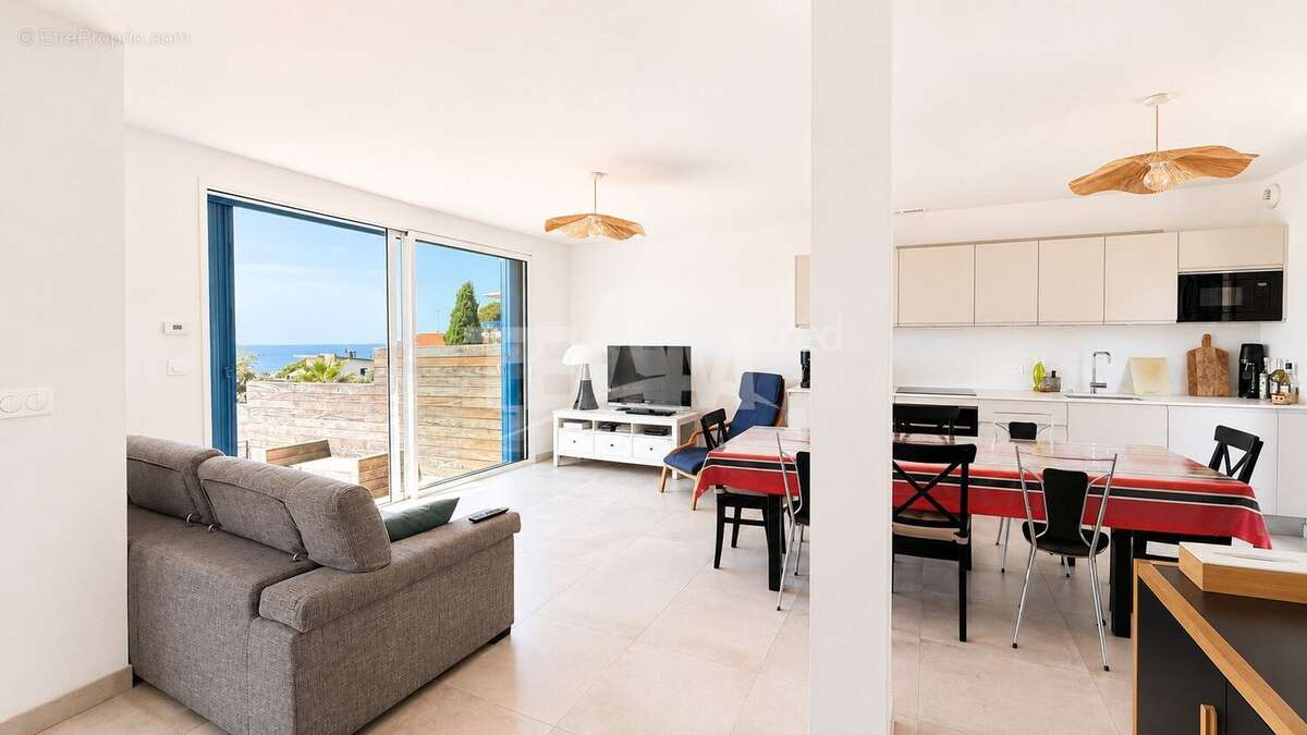 SÈTE  Maison rénovée avec vue panoramique sur la mer, terrasse de 60 m² et terrain de 890 m² - photo 14