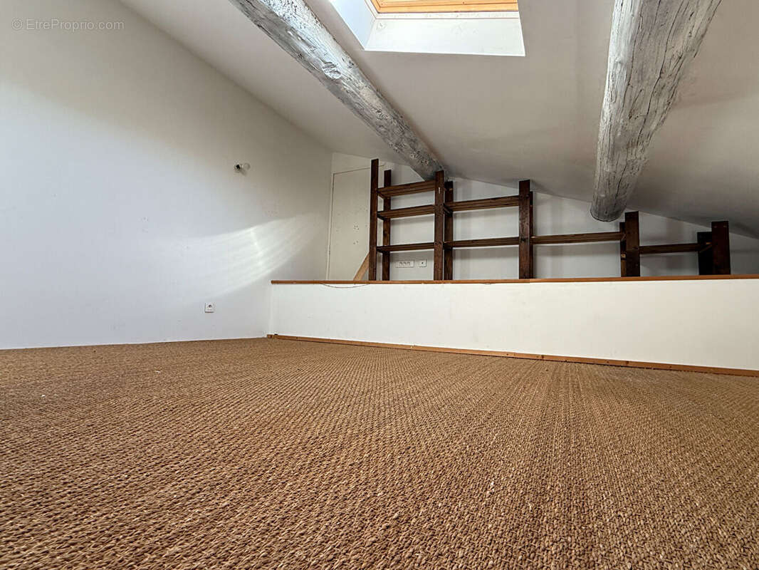 Maison à LA ROQUE-D&#039;ANTHERON