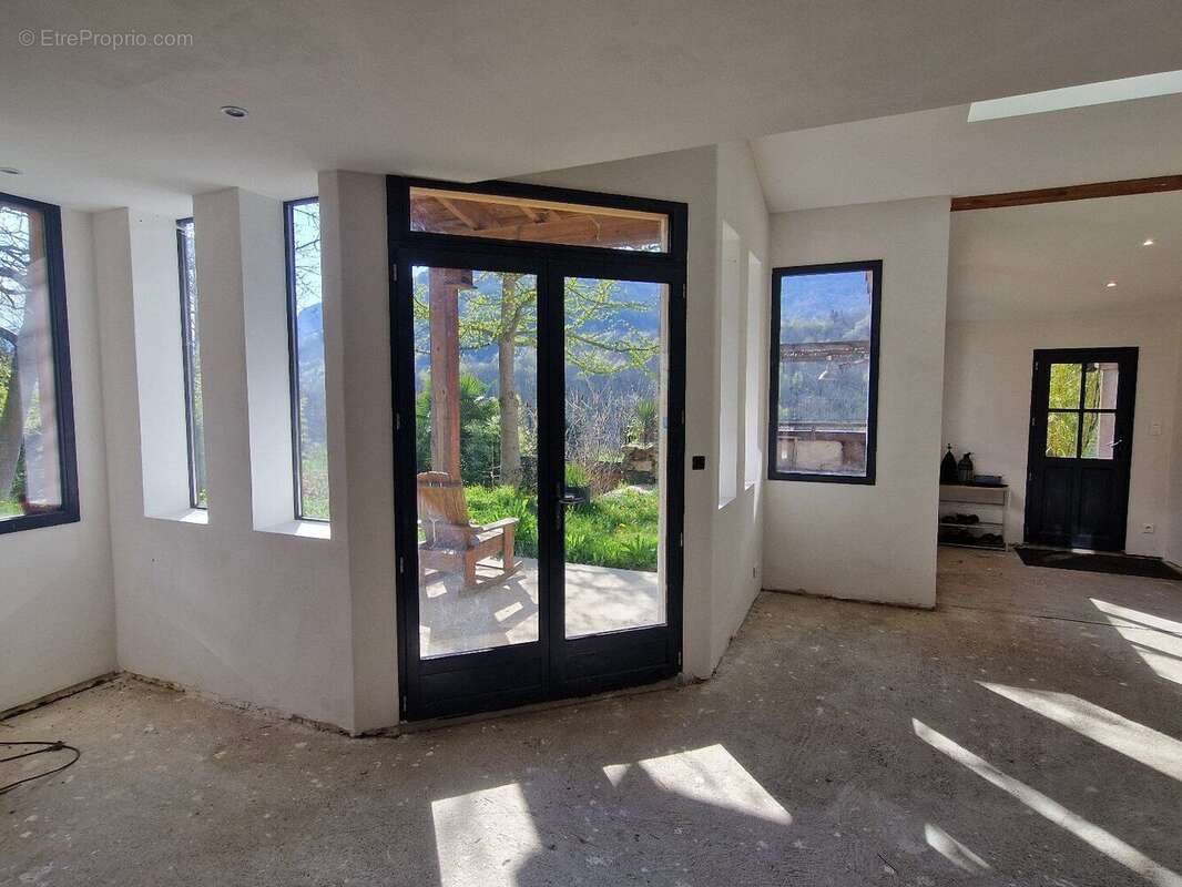 Maison de caractère avec gîte et dépendance - photo 11