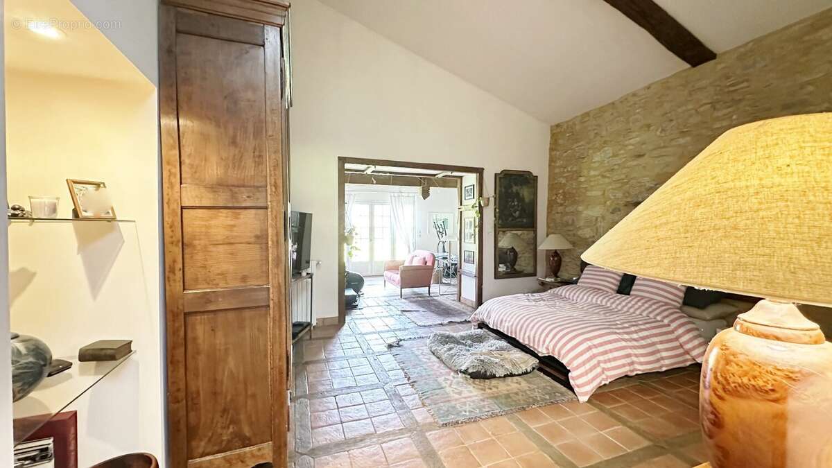 Propriete de type t8 de 292 m2 + 2 dependances + piscine + 3 garages - photo 20