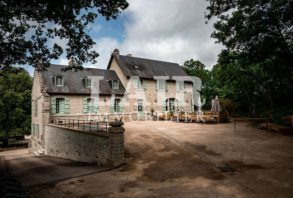 Commerce à SAINT-LEONARD-DES-BOIS