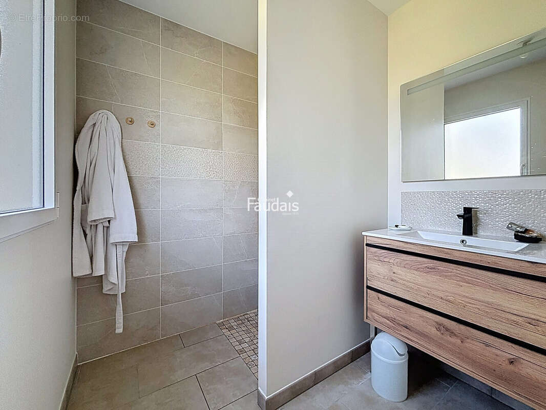 Maison 117 m² à Moyon  - photo 8